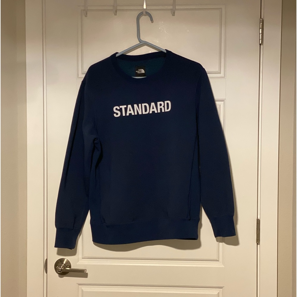 North face standard sweatshirt. Says xl but runs small. great condition